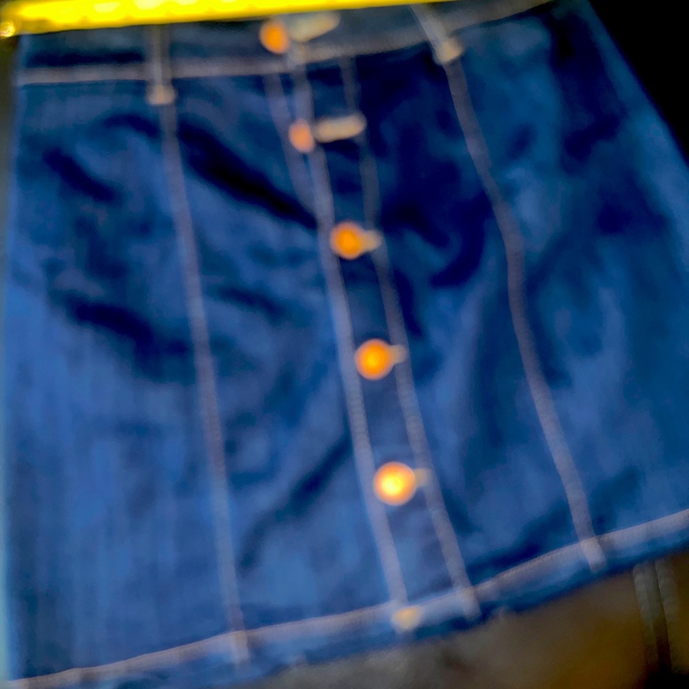 Celebrity pink size 7 short mini jeans skirt.
